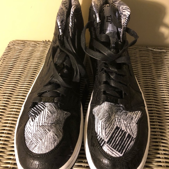 Shoes - Picture 4 of 8